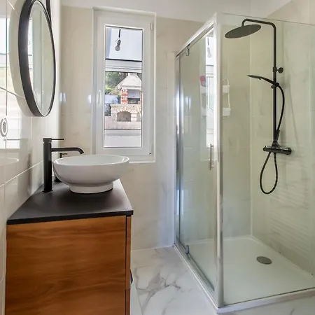 Apartment Lovely Bellamy Centre-ville Gare Maison Neuve